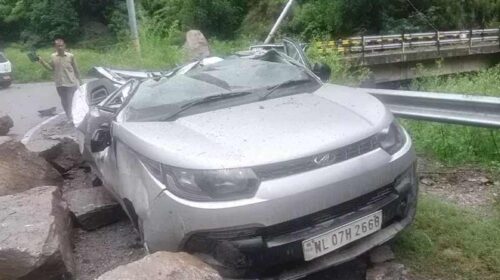 Himachal News Update: एनएच पर पहाड़ी से लैंडस्लाइड! पत्थर गिरने से सड़क किनारे खड़ी पांच गाड़ियां क्षतिग्रस्त Himachal News Update: एनएच पर पहाड़ी से लैंडस्लाइड! पत्थर गिरने से सड़क किनारे खड़ी पांच गाड़ियां क्षतिग्रस्त