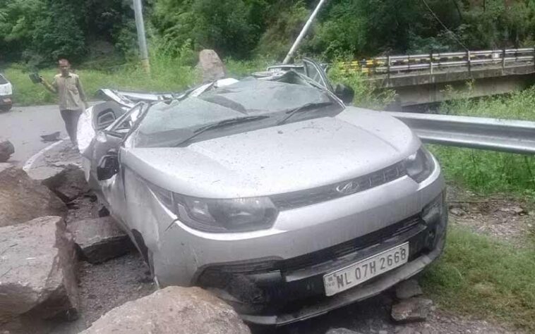 Himachal News Update: एनएच पर पहाड़ी से लैंडस्लाइड! पत्थर गिरने से सड़क किनारे खड़ी पांच गाड़ियां क्षतिग्रस्त