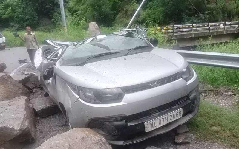 Himachal News Update: एनएच पर पहाड़ी से लैंडस्लाइड! पत्थर गिरने से सड़क किनारे खड़ी पांच गाड़ियां क्षतिग्रस्त