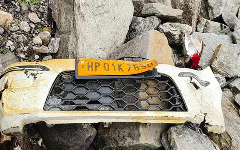 हिमाचल में बड़ा हादसा: खाई में गिरी ऑल्टो कार! चार लोगों की मौत, एक घायल