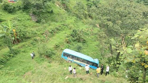 हिमाचल में बड़ा सड़क हादसा: खेतों में गिरी यात्रियों से भरी एचआरटीसी बस! पांच की मौत, कई घायल