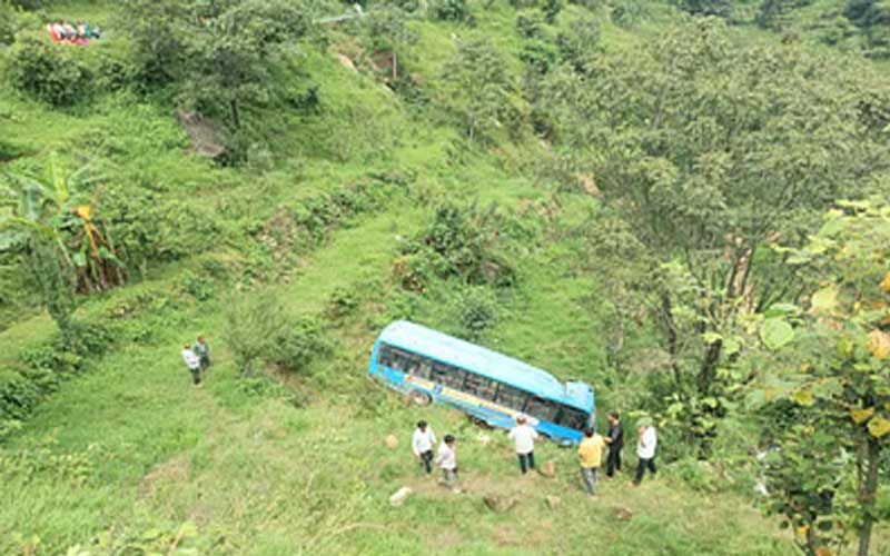 हिमाचल में बड़ा सड़क हादसा: खेतों में गिरी यात्रियों से भरी एचआरटीसी बस! पांच की मौत, कई घायल
