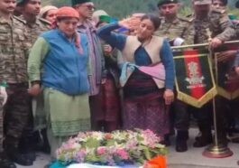 दुखद: असम में शहीद जवान का राजकीय सम्मान के साथ अंतिम संस्कार! पत्नी ने किया सैल्यूट, पिता को ढूंढ रहा मासूम एतिक