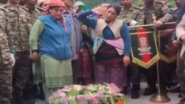 दुखद: असम में शहीद जवान का राजकीय सम्मान के साथ अंतिम संस्कार! पत्नी ने किया सैल्यूट, पिता को ढूंढ रहा मासूम एतिक