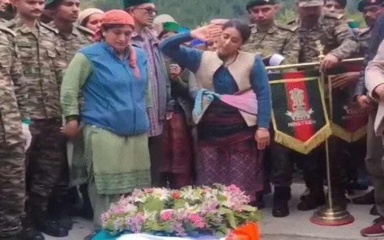 दुखद: असम में शहीद जवान का राजकीय सम्मान के साथ अंतिम संस्कार! पत्नी ने किया सैल्यूट, पिता को ढूंढ रहा मासूम एतिक