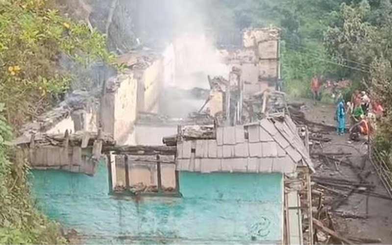 Himachal News Alert: हिमाचल में भीषण अग्निकांड! दो मंजिला मकान राख, परिवार के 35 लोग बेघर