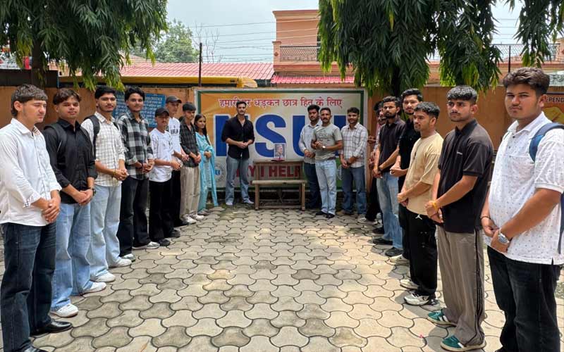 Paonta Sahib : स्वर्गीय वीरभद्र सिंह की पुण्यतिथि पर NSUI ने पांवटा कॉलेज में दी श्रद्धांजलि