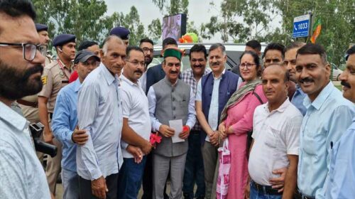 HP News: आपदा प्रभावितों की सहायता के लिए आगे आए लोग! मुख्यमंत्री सुक्खू को सौंपे सहयोग के चेक