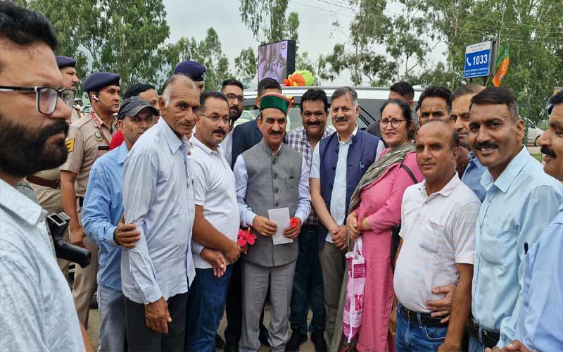 HP News: आपदा प्रभावितों की सहायता के लिए आगे आए लोग! मुख्यमंत्री सुक्खू को सौंपे सहयोग के चेक