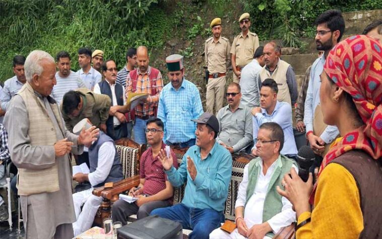 HP News: राजस्व मंत्री ने आपदा प्रभावित क्षेत्रों में प्रभावितों से की मुलाकात! नुकसान का लिया जायजा