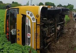 Accident In Himachal: सड़क किनारे पलटी बच्चों से भरी स्कूली बस! हादसे में दो मासूम जख्मी