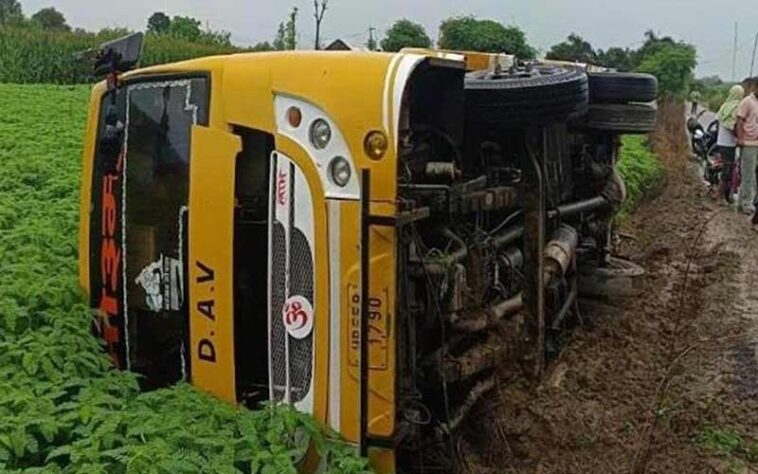 Accident In Himachal: सड़क किनारे पलटी बच्चों से भरी स्कूली बस! हादसे में दो मासूम जख्मी