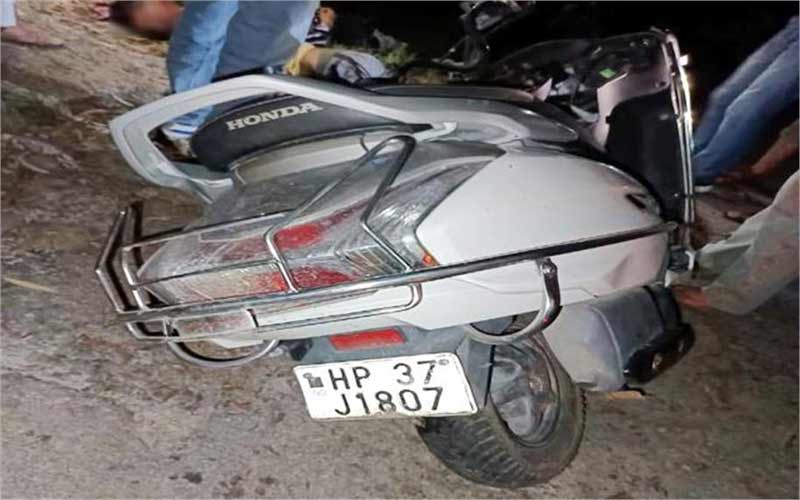 Accident In Himachal: अनियंत्रित होकर पेड़ से टकराई स्कूटी! युवक की मौत, दूसरा घायल