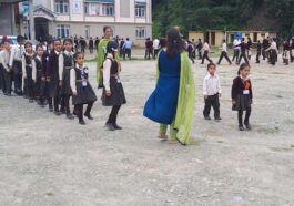 HP News: आपदा से प्रभावित सराज क्षेत्र में छात्रों की पढाई जारी! 11 स्कूल पूरी तरह क्षतिग्रस्त, 208 को नुकसान HP News: आपदा से प्रभावित सराज क्षेत्र में छात्रों की पढाई जारी! 11 स्कूल पूरी तरह क्षतिग्रस्त, 208 को नुकसान