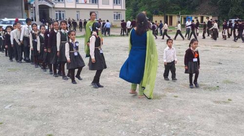 HP News: आपदा से प्रभावित सराज क्षेत्र में छात्रों की पढाई जारी! 11 स्कूल पूरी तरह क्षतिग्रस्त, 208 को नुकसान