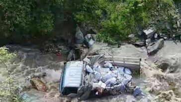 Accident In Himachal: सड़क धंसने से उफनती खड्ड में गिरा टेंपो! लापता चालक का अभी तक नहीं लगा कोई सुराग