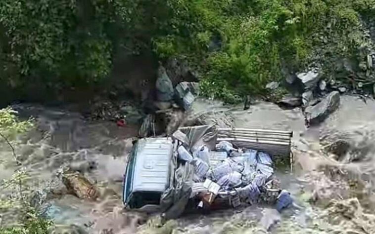 Accident In Himachal: सड़क धंसने से उफनती खड्ड में गिरा टेंपो! लापता चालक का अभी तक नहीं लगा कोई सुराग