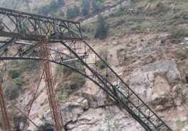 Himachal News Alert: हिमाचल में अस्थायी पुल टूटा! तीन लोग नाले में गिरे, महिला लापता