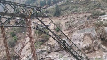Himachal News Alert: हिमाचल में अस्थायी पुल टूटा! तीन लोग नाले में गिरे, महिला लापता