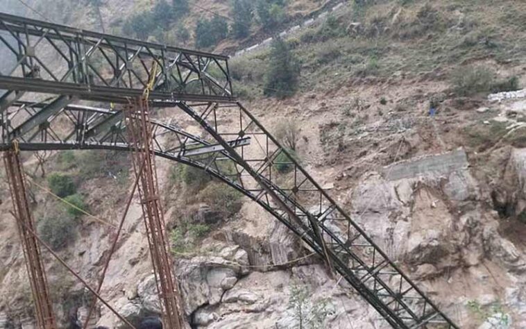 Himachal News Alert: हिमाचल में अस्थायी पुल टूटा! तीन लोग नाले में गिरे, महिला लापता
