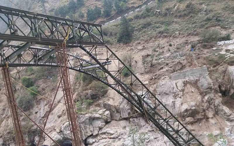 Himachal News Alert: हिमाचल में अस्थायी पुल टूटा! तीन लोग नाले में गिरे, महिला लापता