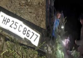 Accident In Himachal: सड़क से लुढ़क कर खड्ड में गिरी कार! उड़े परखच्चे, 26 वर्षीय युवक की मौत