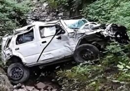 Accident In Himachal: गहरी खाई में गिरी कार! 48 वर्षीय महिला की मौत, दो युवक घायल