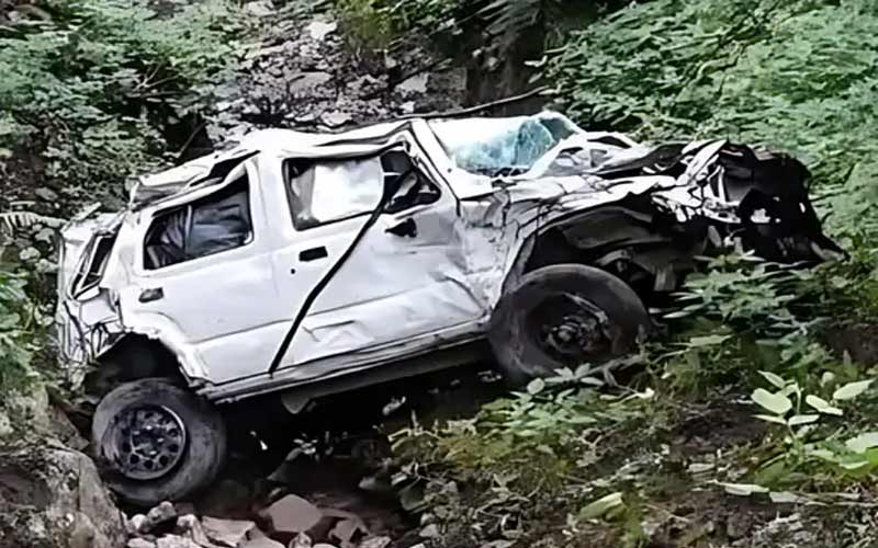 Accident In Himachal: गहरी खाई में गिरी कार! 48 वर्षीय महिला की मौत, दो युवक घायल