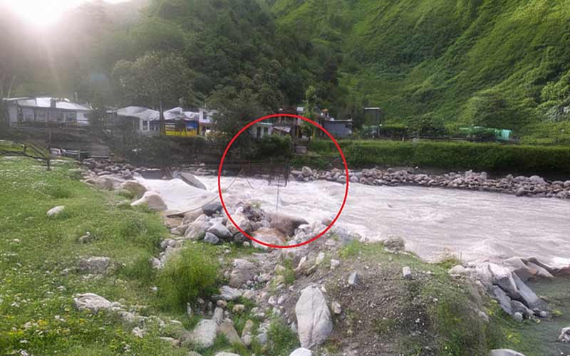 Himachal News Alert: झूले का बिगड़ा संतुलन! नदी में गिरी नन्ही परी, माँ की आँखों के सामने तोडा दम