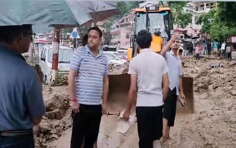 HP Cloudburst: मंडी में फ्लैश फ्लड से तीन लोगों की मौत! शव बरामद, राहत और बचाव कार्य जारी HP Cloudburst: मंडी में फ्लैश फ्लड से तीन लोगों की मौत! शव बरामद, राहत और बचाव कार्य जारी