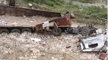 हिमाचल में दर्दनाक हादसा: गहरी खाई में गिरा टाइलों से भरा ट्रक! ड्राइवर की गई जान