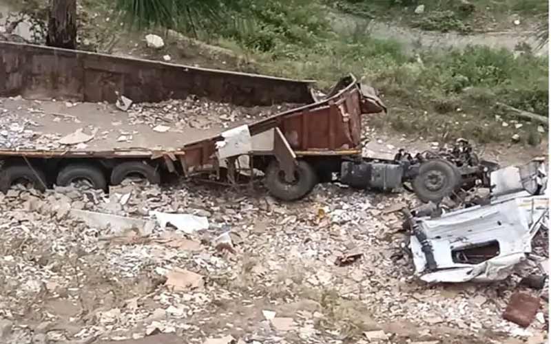 हिमाचल में दर्दनाक हादसा: गहरी खाई में गिरा टाइलों से भरा ट्रक! ड्राइवर की गई जान