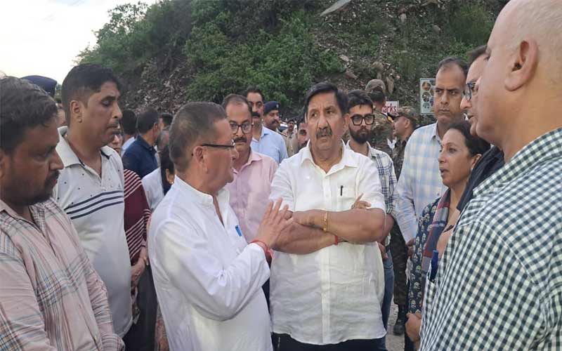 HP News: रोपवे से यात्रा व सामान ढुलाई होगी निःशुल्क! बाढ़-भूस्खलन से पूरी तरह कट चुके सराज क्षेत्र के लोगों को सुविधा