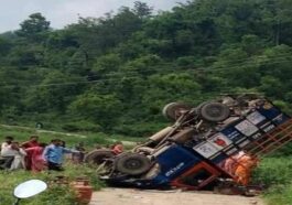Accident In Himachal: सड़क पर पलटा सिलेंडर से लदा वाहन! ड्राइवर की मौत, दो जख्मी