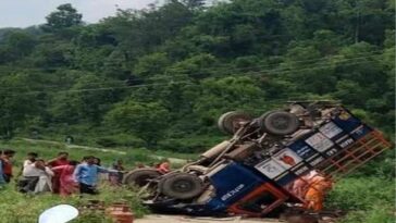 Accident In Himachal: सड़क पर पलटा सिलेंडर से लदा वाहन! ड्राइवर की मौत, दो जख्मी