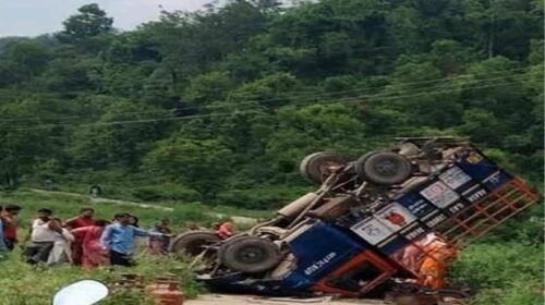 Accident In Himachal: सड़क पर पलटा सिलेंडर से लदा वाहन! ड्राइवर की मौत, दो जख्मी