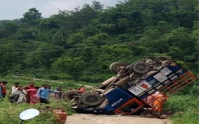 Accident In Himachal: सड़क पर पलटा सिलेंडर से लदा वाहन! ड्राइवर की मौत, दो जख्मी