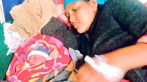 HP News: भारी बारिश से मार्ग हुआ बंद तो महिला ने सड़क पर ही दे दिया बच्चे को जन्म! जच्चा-बच्चा दोनों स्वस्थ