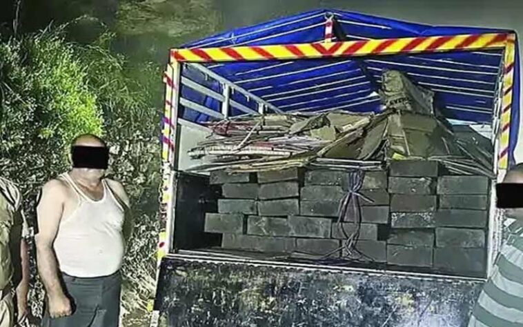 Himachal Latest News: हिमाचल में लकड़ी की तस्करी का भंडाफोड़! पिकअप से लाखों के स्लीपर पकड़े