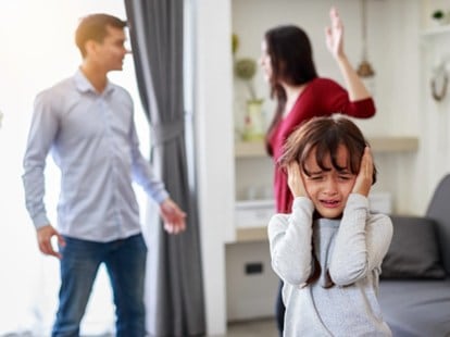 पेरेंट्स जरा संभल कर! बच्चों के सामने माता-पिता की लड़ाई बनती है मासूम ज़िंदगी पर गहरे ज़ख्म की वजह पेरेंट्स जरा संभल कर! बच्चों के सामने माता-पिता की लड़ाई बनती है मासूम ज़िंदगी पर गहरे ज़ख्म की वजह