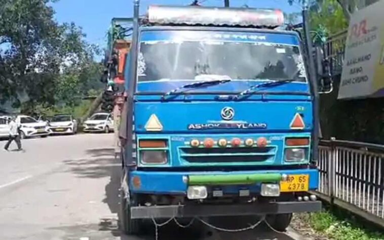 Himachal Crime News: हिमाचल में टेंपो से पकड़े 18 पशु! मुंह से निकल रहा था झाग, चालक अरेस्ट Himachal Crime News: हिमाचल में टेंपो से पकड़े 18 पशु! मुंह से निकल रहा था झाग, चालक अरेस्ट