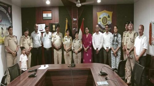 Himachal News Update: 5 पुलिस कर्मचारियों को मिले गृह मंत्रालय के उत्कृष्ट सेवा पदक! डीसी और एसपी ने किया अलंकृत Himachal News Update: 5 पुलिस कर्मचारियों को मिले गृह मंत्रालय के उत्कृष्ट सेवा पदक! डीसी और एसपी ने किया अलंकृत