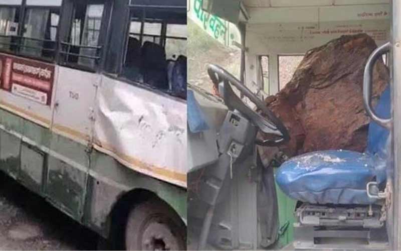 Sirmour News: चलती बस पर पहाड़ी से गिरा बड़ा पत्थर! 10 साल का बच्चा घायल, ड्राइवर सहित महिला को भी आई चोट