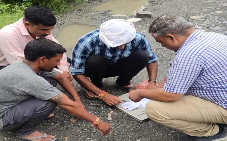 पांवटा साहिब: सड़क किनारे जुआ खेलते रंगे हाथ पकड़ा व्यक्ति! पुलिस ने ऐसे दबोचा पांवटा साहिब: सड़क किनारे जुआ खेलते रंगे हाथ पकड़ा व्यक्ति! पुलिस ने ऐसे दबोचा