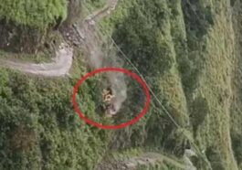 दुखद: सड़क से मलबा हटाते जेसीबी पर पहाड़ी से गिरा पत्थर! गहरी खाई में लुढ़कने से ड्राइवर की मौत