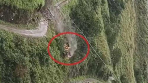 दुखद: सड़क से मलबा हटाते जेसीबी पर पहाड़ी से गिरा पत्थर! गहरी खाई में लुढ़कने से ड्राइवर की मौत दुखद: सड़क से मलबा हटाते जेसीबी पर पहाड़ी से गिरा पत्थर! गहरी खाई में लुढ़कने से ड्राइवर की मौत