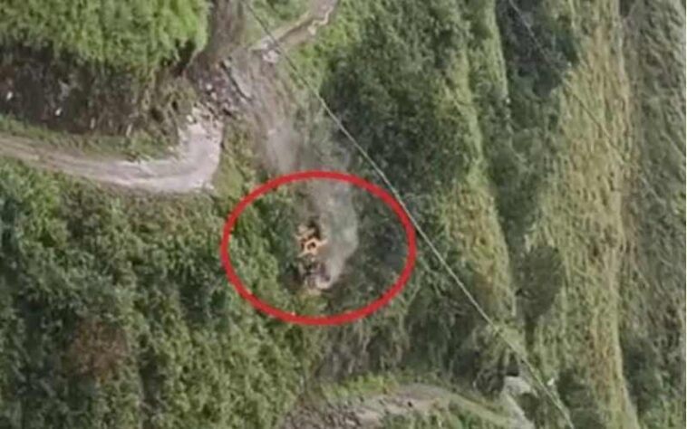 दुखद: सड़क से मलबा हटाते जेसीबी पर पहाड़ी से गिरा पत्थर! गहरी खाई में लुढ़कने से ड्राइवर की मौत दुखद: सड़क से मलबा हटाते जेसीबी पर पहाड़ी से गिरा पत्थर! गहरी खाई में लुढ़कने से ड्राइवर की मौत