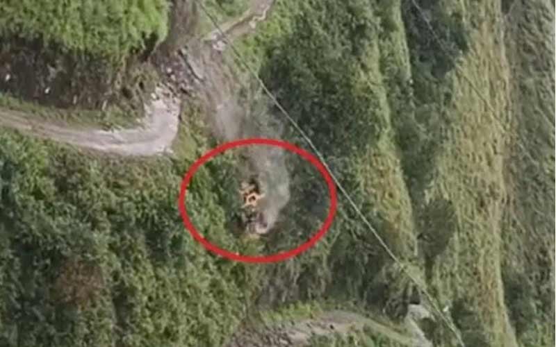 दुखद: सड़क से मलबा हटाते जेसीबी पर पहाड़ी से गिरा पत्थर! गहरी खाई में लुढ़कने से ड्राइवर की मौत