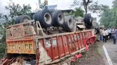 Accident In Himachal: हिमाचल में बेकाबू होकर सड़क पर पलटा ट्राला! चपेट में आई महिला, मौके पर मौत