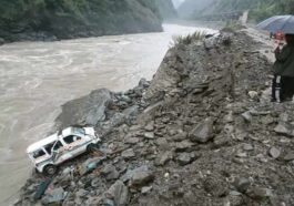 Heavy Rain: सड़क से लुढ़क कर नदी किनारे गिरी एम्बुलेंस! आज चार जिलों में भारी बारिश का रेड अलर्ट